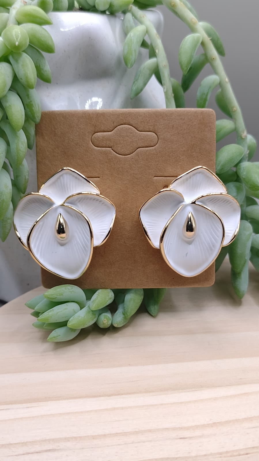 Arete lirio blanco