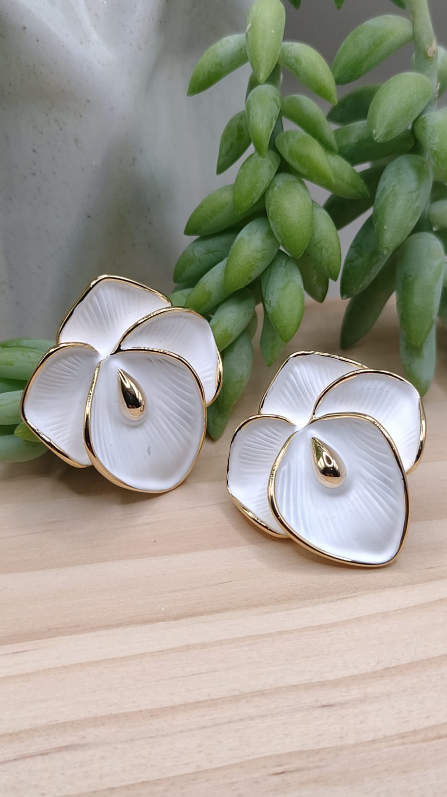 Arete lirio blanco