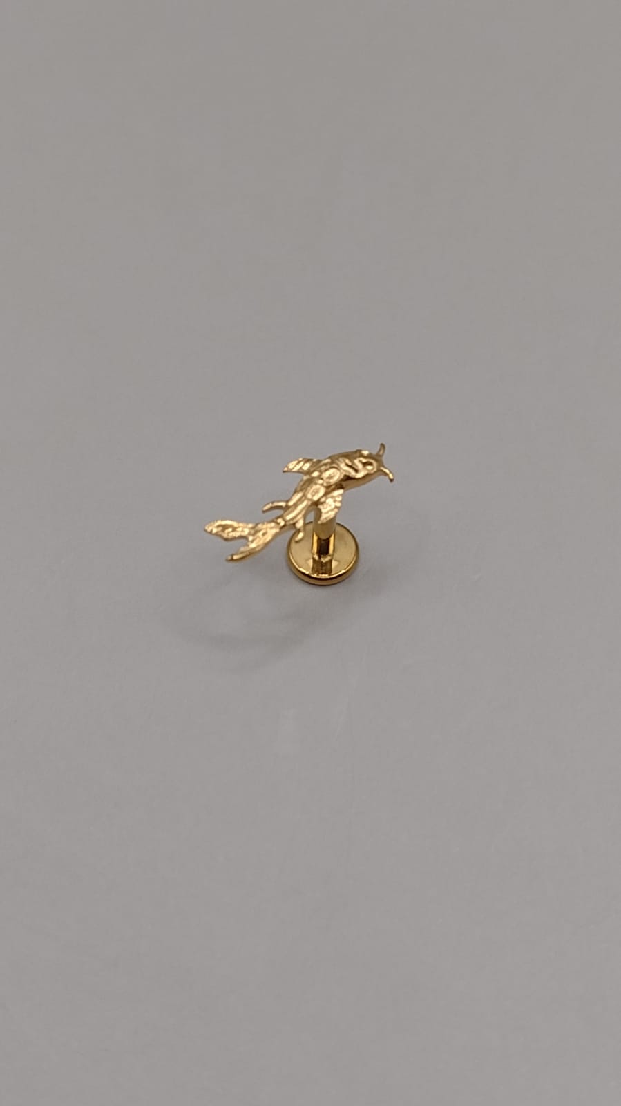 Piercing pez koi dorado
