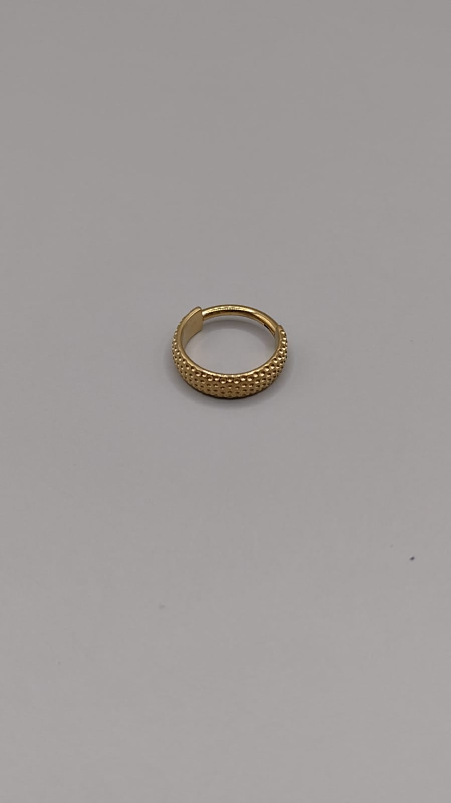 Piercing argolla dorada textura