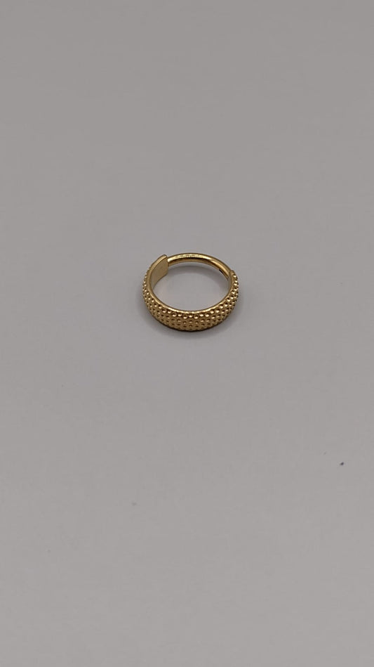 Piercing argolla dorada textura