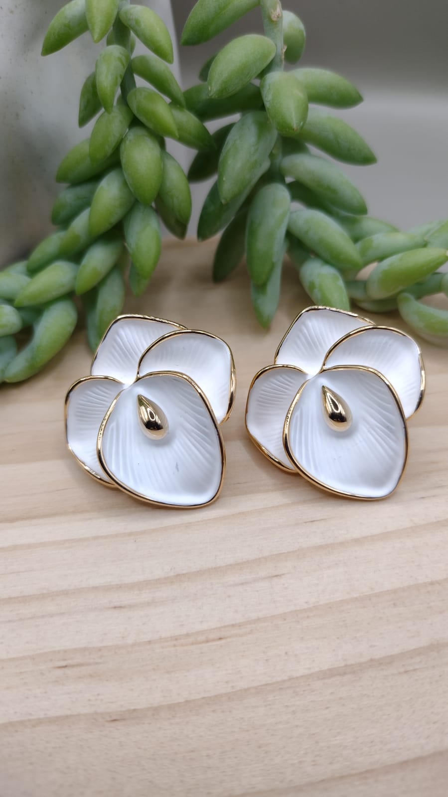 Arete lirio blanco